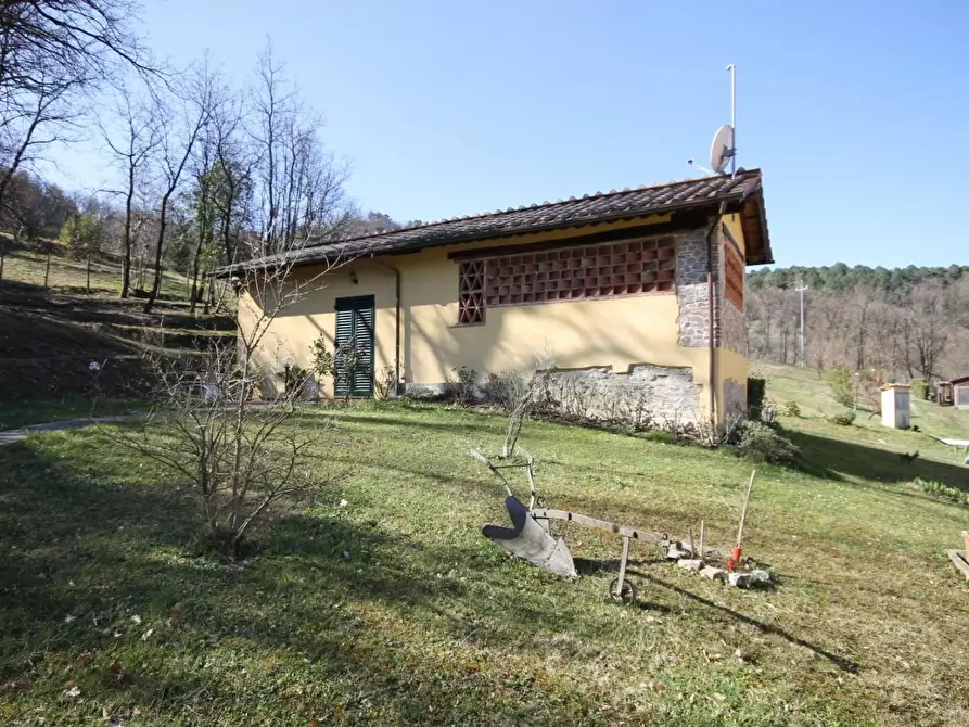 Immagine 9 di Rustico / casale in vendita  a Lucca