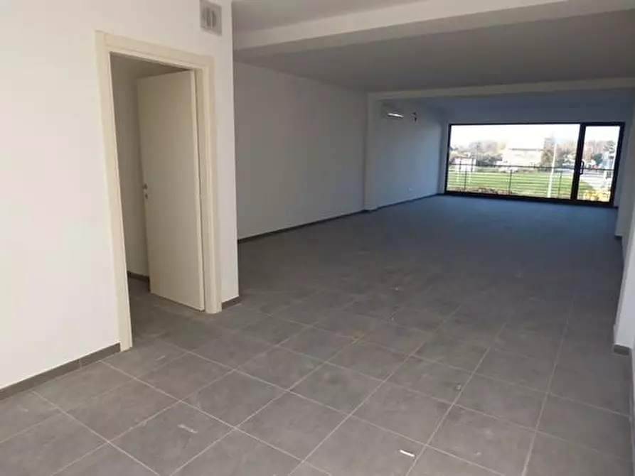 Immagine 6 di Ufficio in affitto  a Capannori