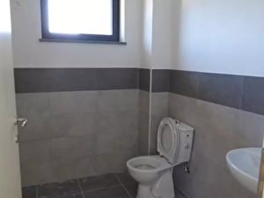 Immagine 4 di Ufficio in affitto  a Capannori