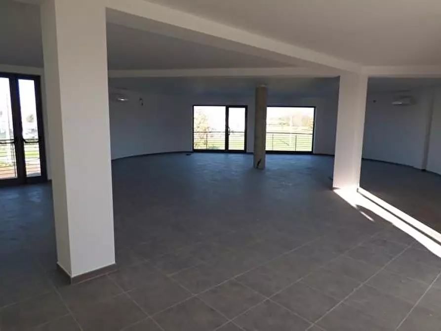 Immagine 10 di Ufficio in affitto  a Capannori