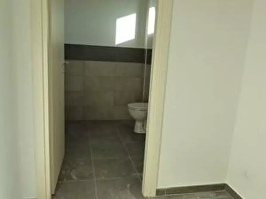Immagine 9 di Ufficio in affitto  a Capannori