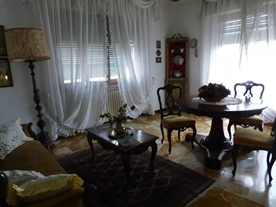 Immagine 4 di Villa in vendita  a Lucca