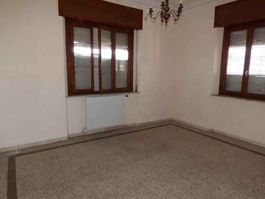 Immagine 4 di Palazzo in vendita  a Lucca