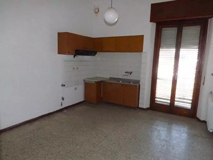 Immagine 6 di Palazzo in vendita  a Lucca