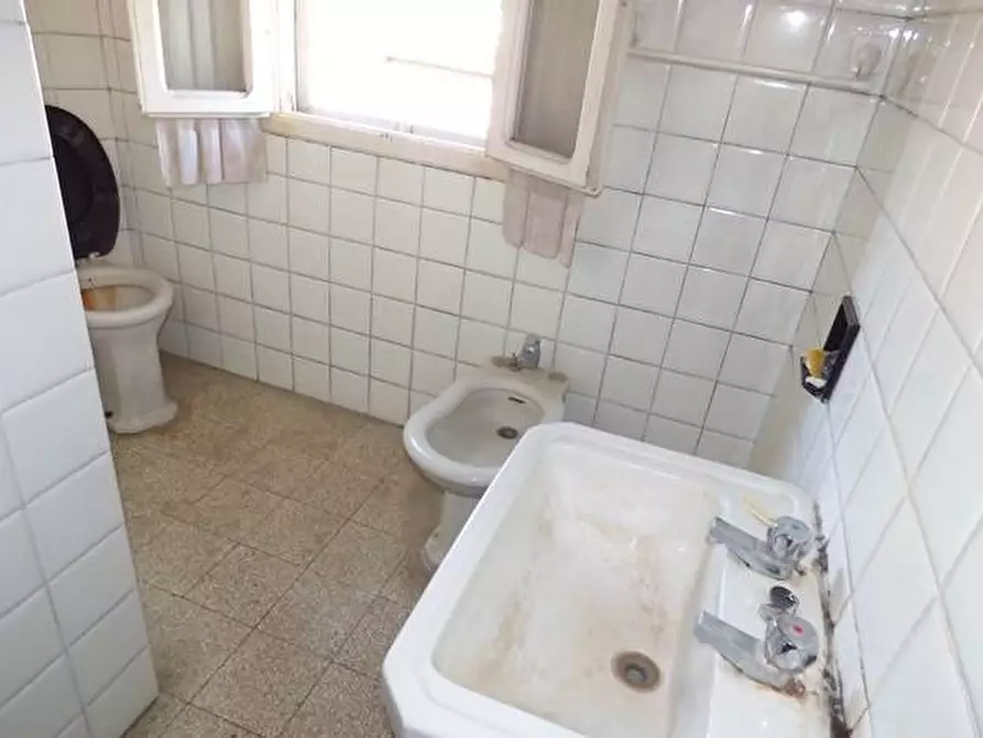 Immagine 9 di Palazzo in vendita  a Lucca