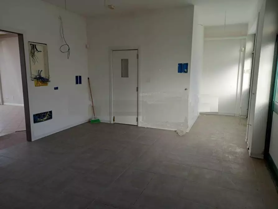Immagine 3 di Locale commerciale in affitto  a Crespina Lorenzana