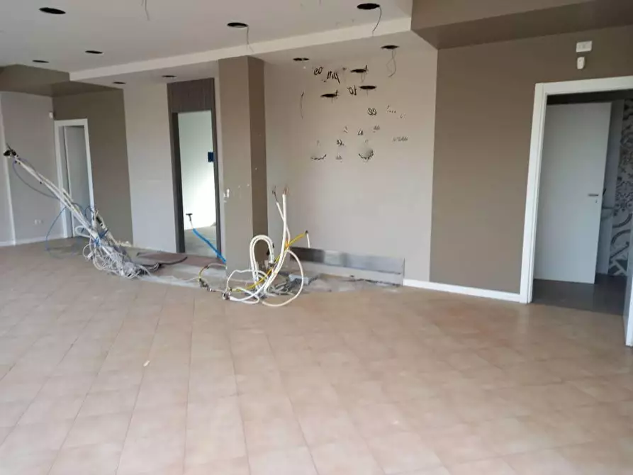 Immagine 2 di Locale commerciale in affitto  a Crespina Lorenzana