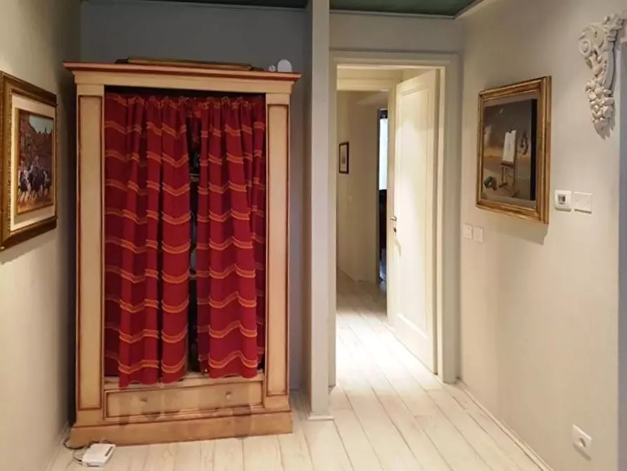 Immagine 11 di Appartamento in vendita  a Siena