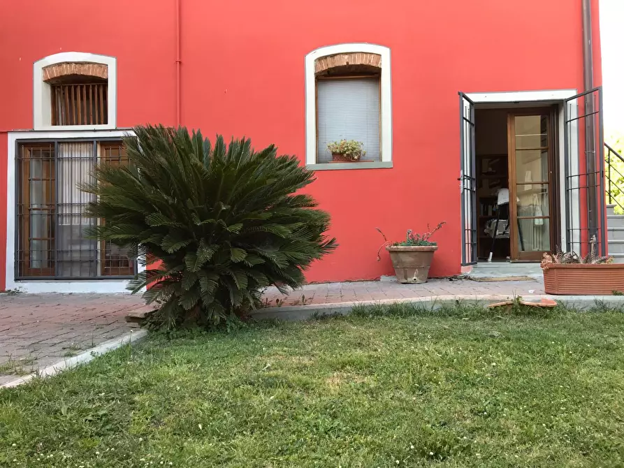 Immagine 1 di Casa colonica in affitto  a Empoli