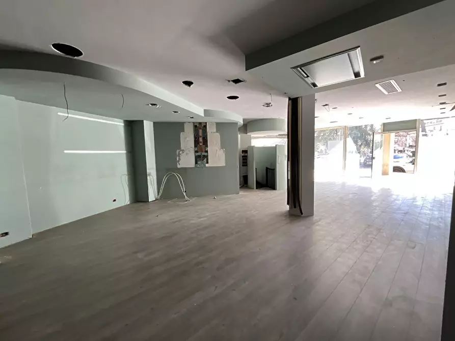 Immagine 2 di Locale commerciale in vendita  a Poggibonsi