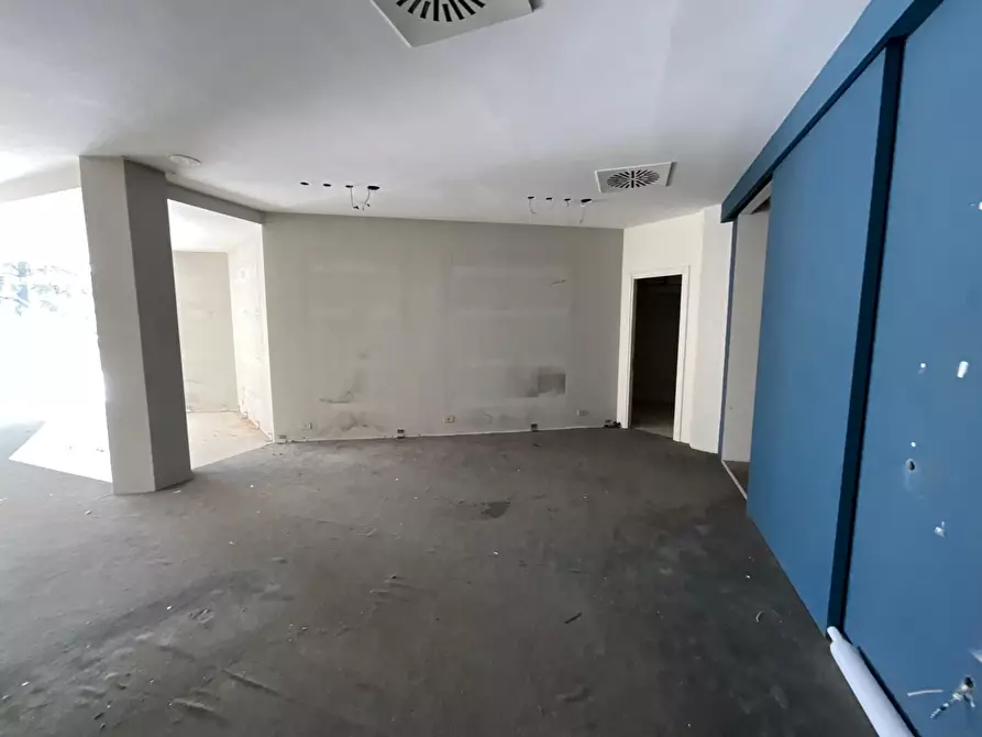 Immagine 8 di Locale commerciale in vendita  a Poggibonsi