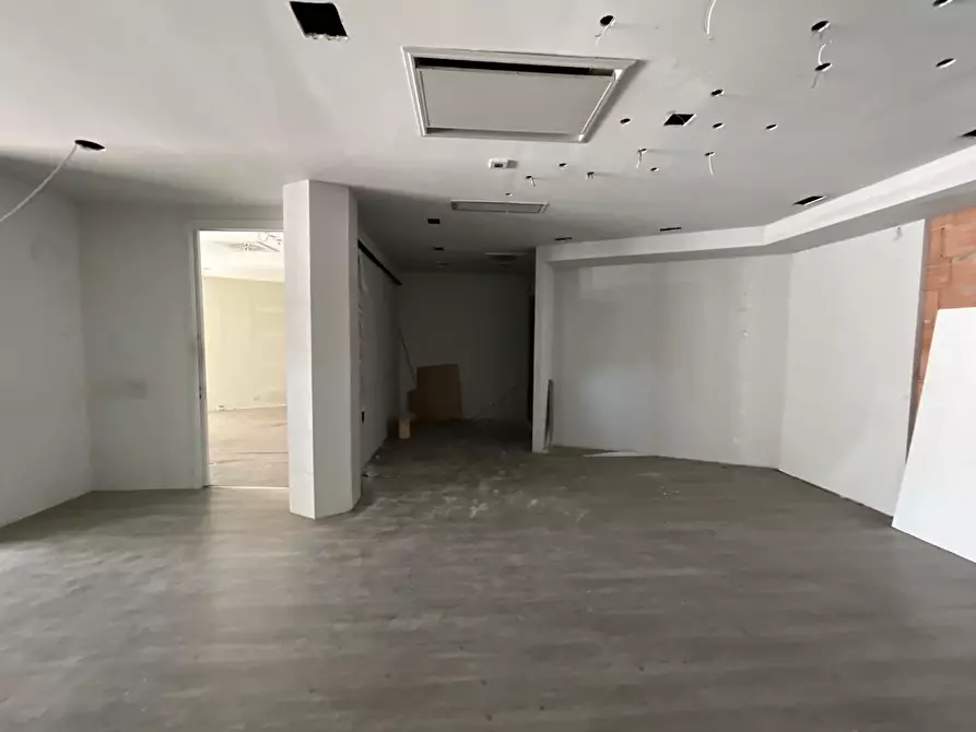 Immagine 6 di Locale commerciale in vendita  a Poggibonsi