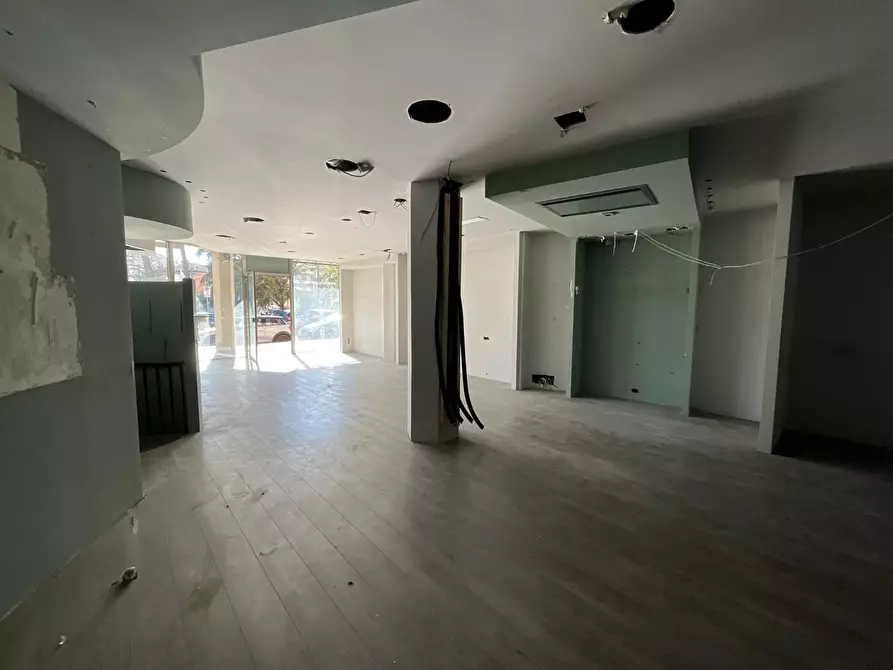 Immagine 3 di Locale commerciale in vendita  a Poggibonsi