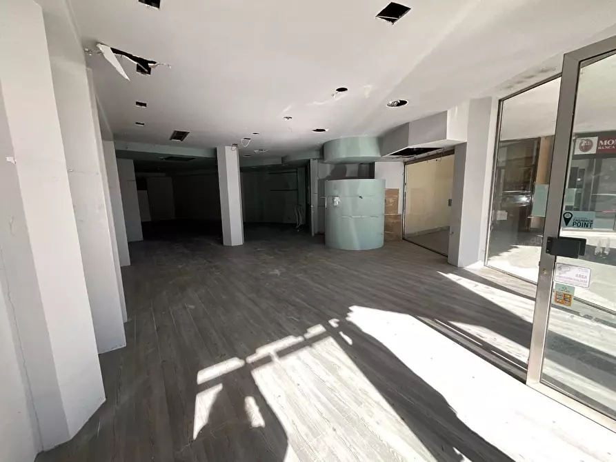 Immagine 5 di Locale commerciale in vendita  a Poggibonsi