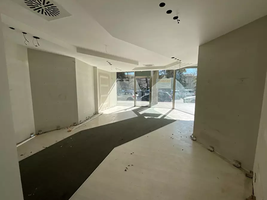 Immagine 4 di Locale commerciale in vendita  a Poggibonsi