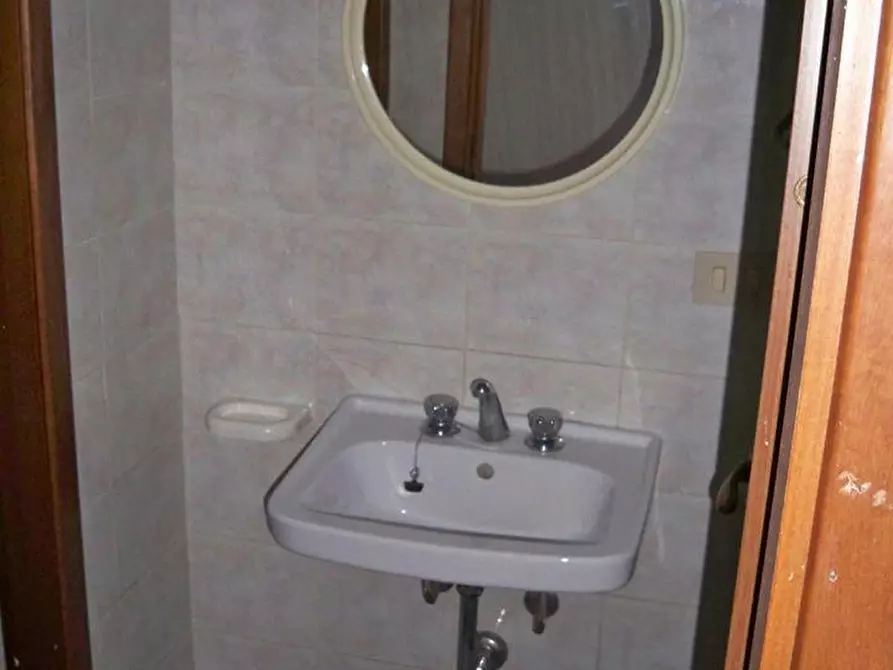 Immagine 12 di Locale commerciale in affitto  a Pisa