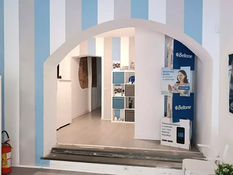 Immagine 16 di Locale commerciale in affitto  a Pisa