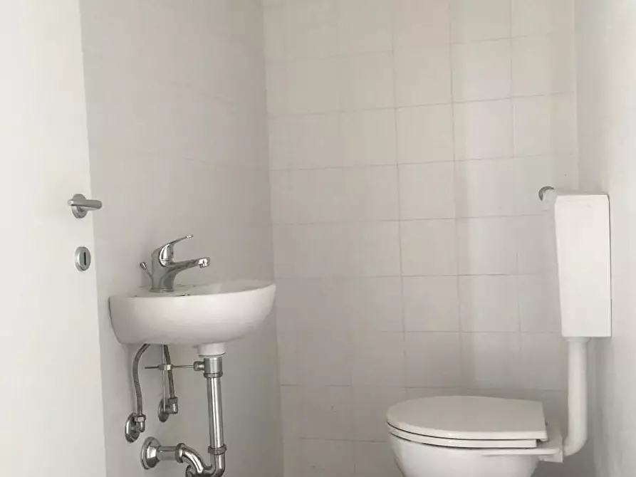 Immagine 9 di Laboratorio in vendita  a Cascina