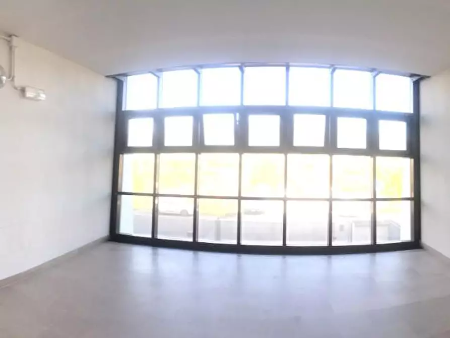 Immagine 12 di Laboratorio in vendita  a Cascina