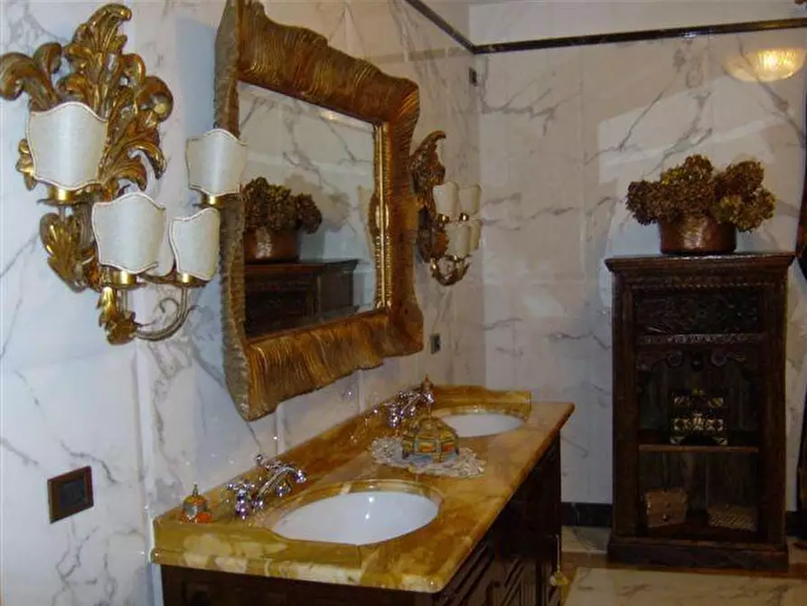 Immagine 10 di Villa in vendita  a Ortonovo