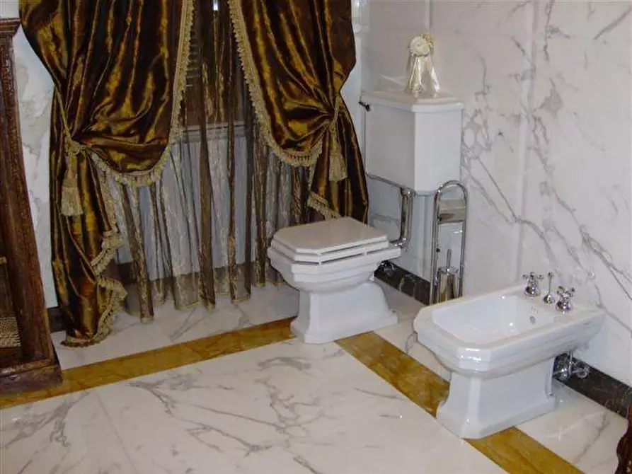 Immagine 11 di Villa in vendita  a Ortonovo