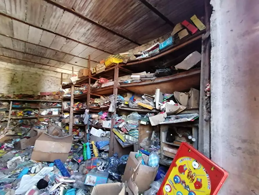 Immagine 4 di Deposito in vendita  a Lucca