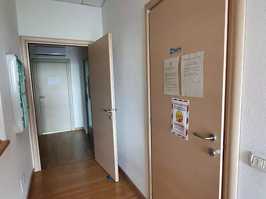 Immagine 19 di Attività commerciale in affitto  a Pisa