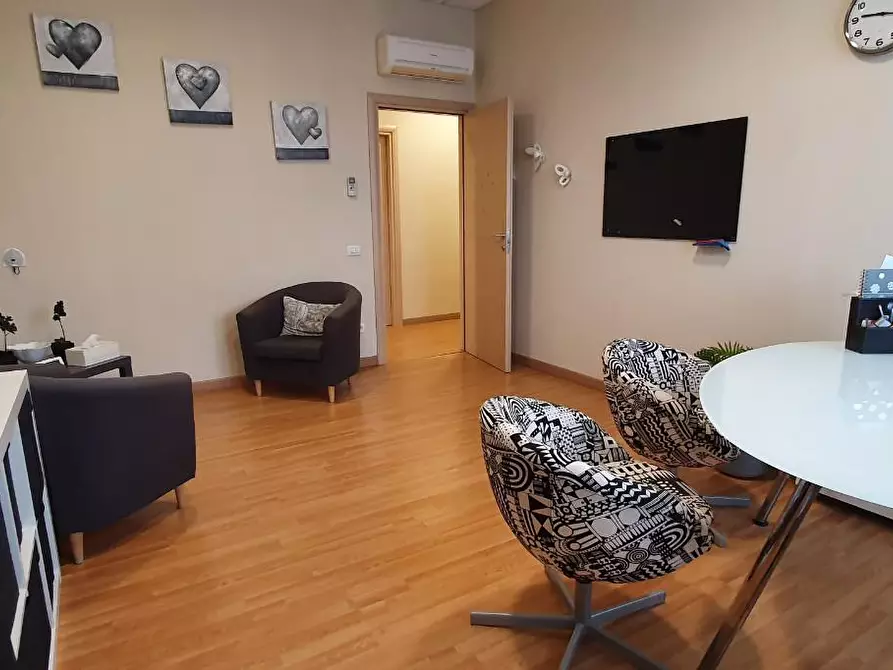 Immagine 15 di Attività commerciale in affitto  a Pisa