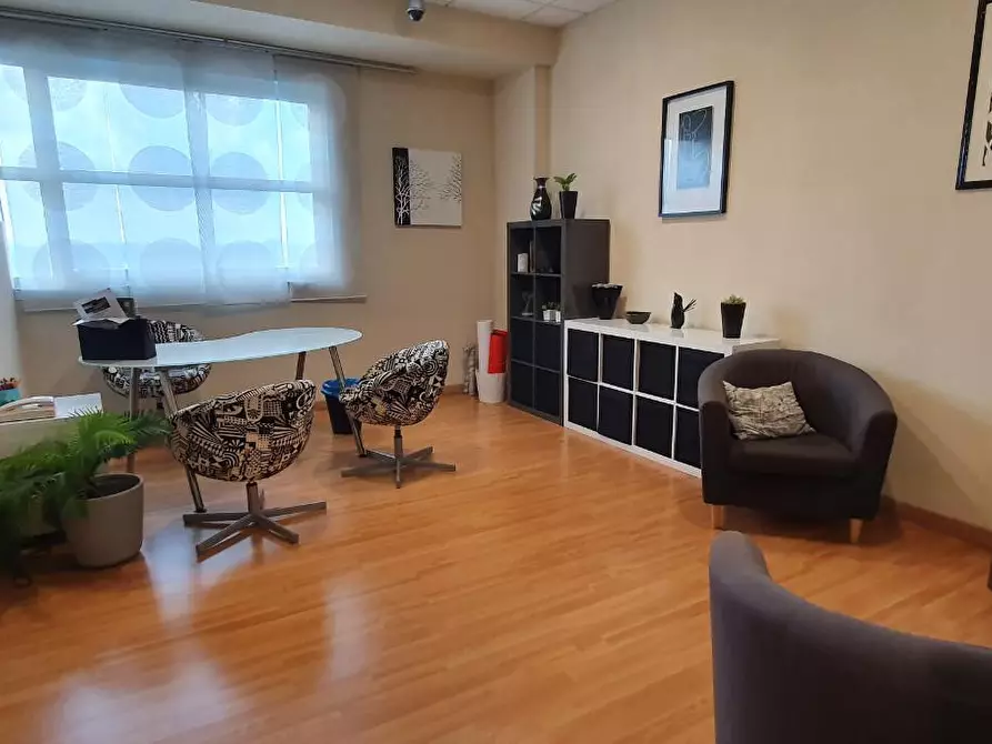 Immagine 14 di Attività commerciale in affitto  a Pisa