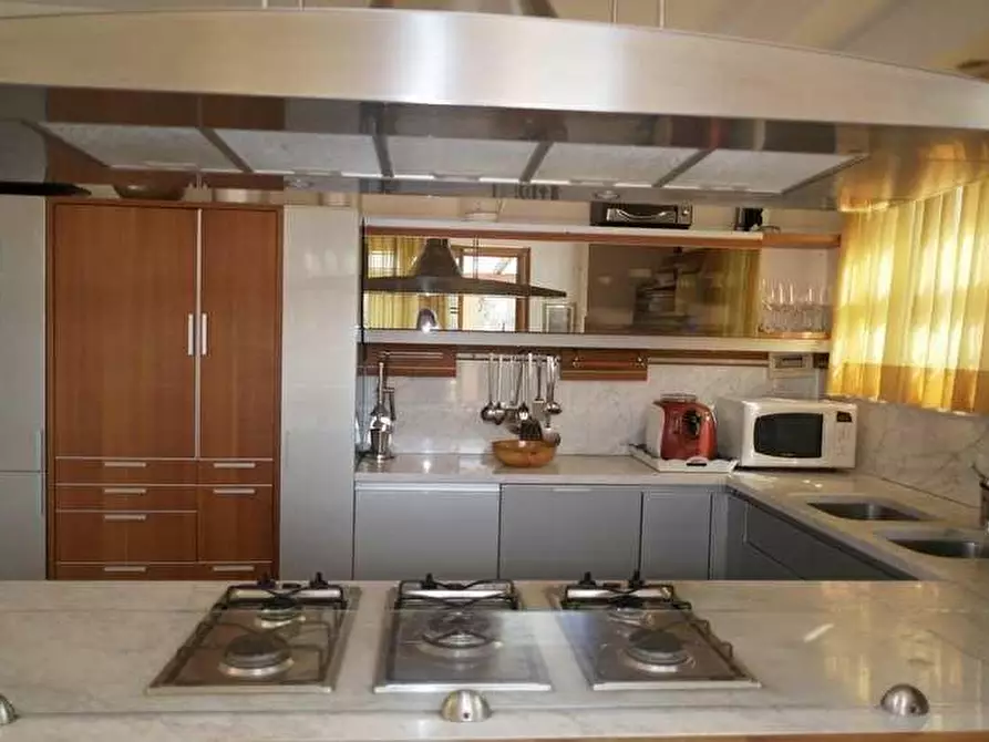 Immagine 17 di Villa in affitto  a Massa