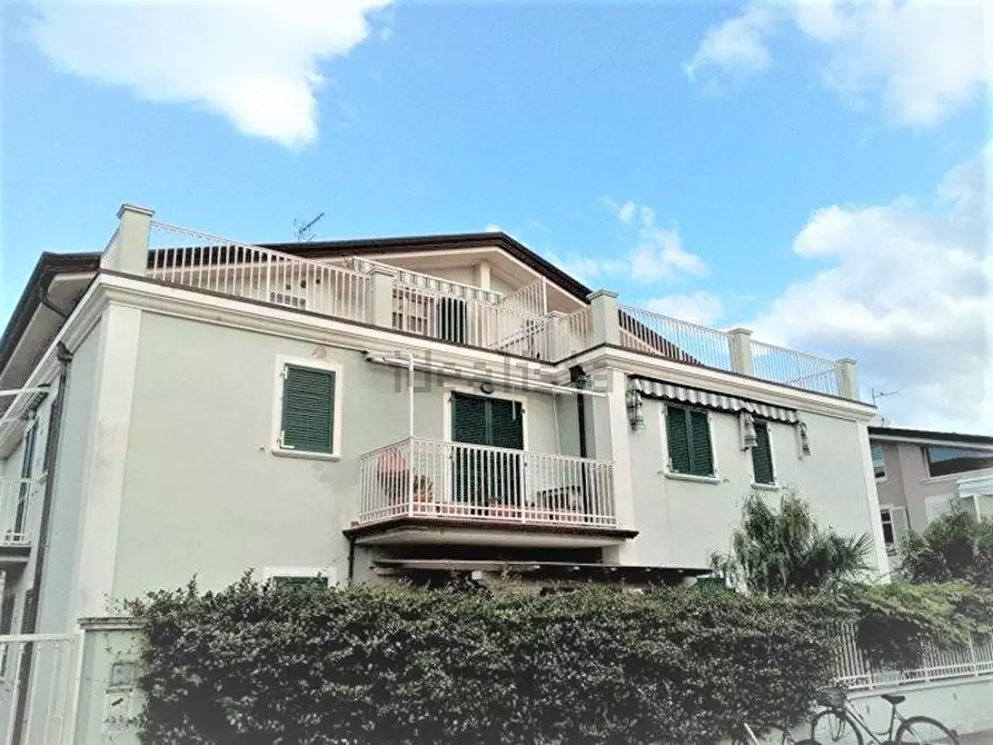 Immagine 2 di Mansarda in vendita  a Massa