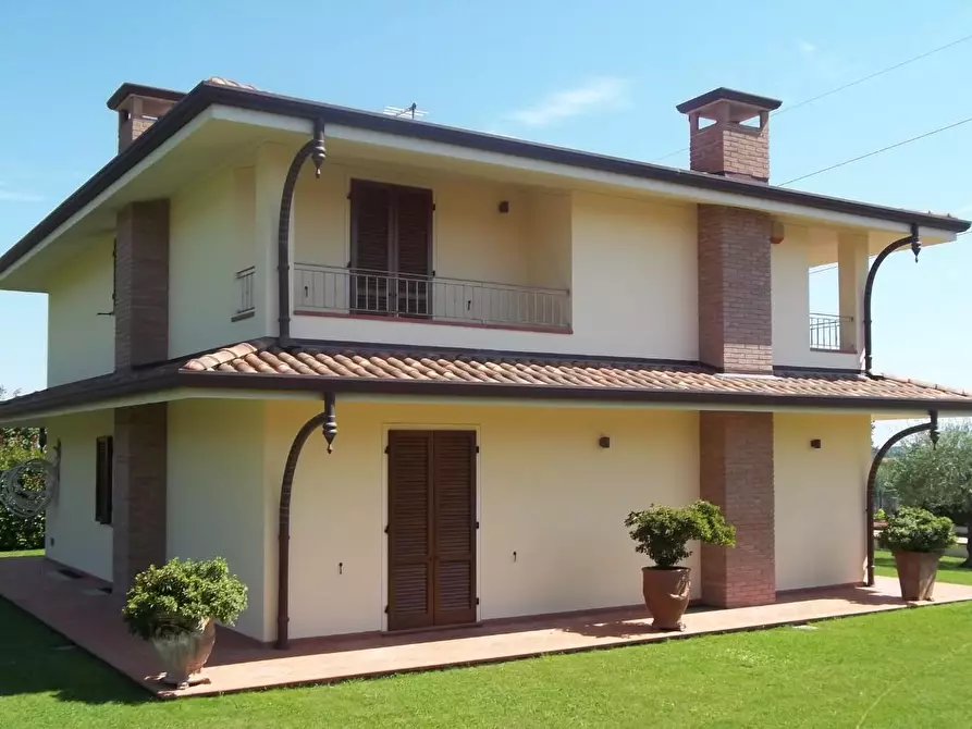 Immagine 4 di Villa in vendita  a Massa