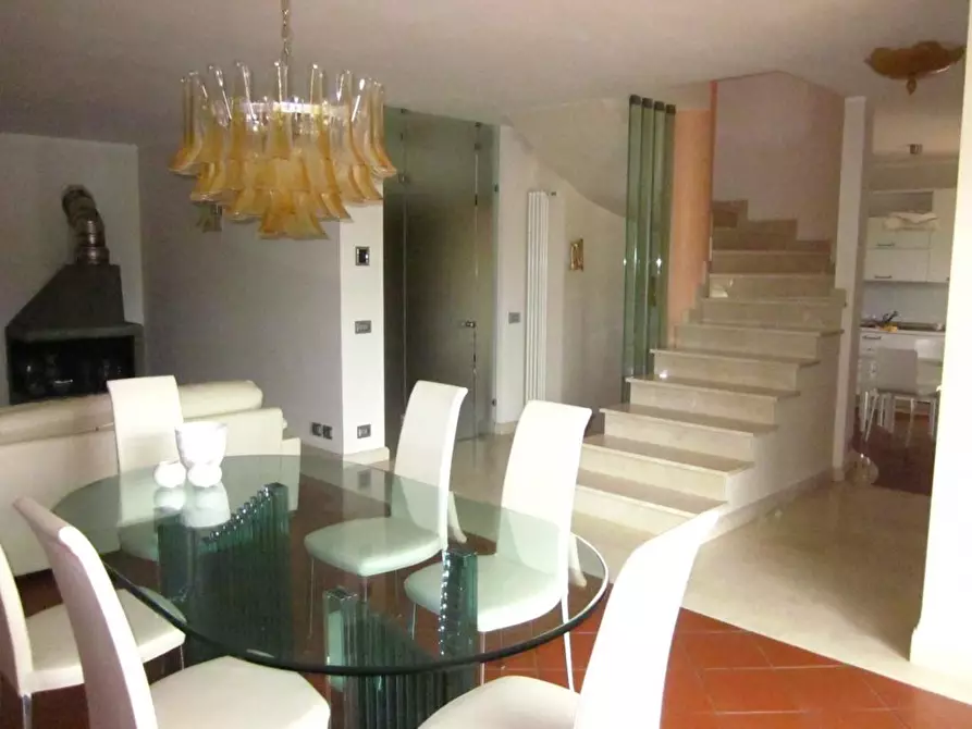 Immagine 9 di Villa in vendita  a Massa