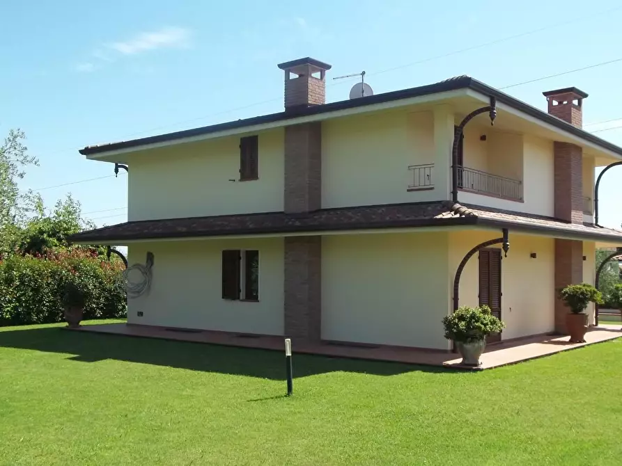 Immagine 3 di Villa in vendita  a Massa