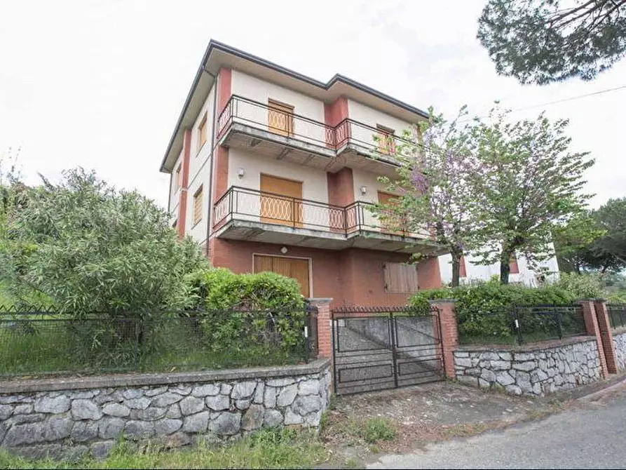 Immagine 3 di Villa in vendita  a Castelnuovo Magra