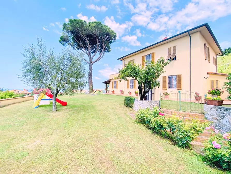 Immagine 59 di Villa in vendita  a Massarosa