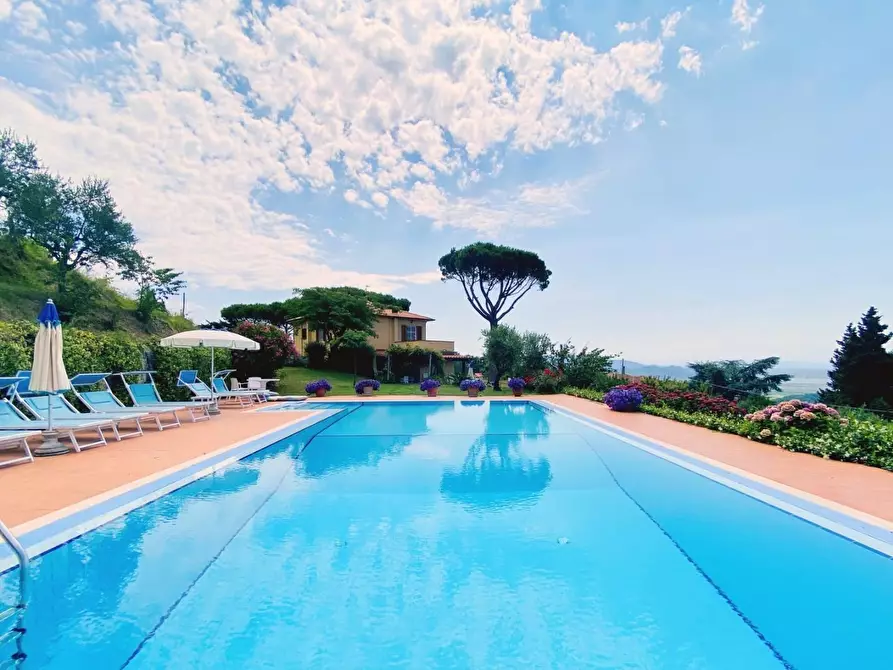 Immagine 53 di Villa in vendita  a Massarosa