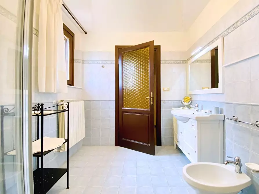 Immagine 36 di Villa in vendita  a Massarosa