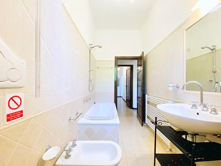 Immagine 34 di Villa in vendita  a Massarosa