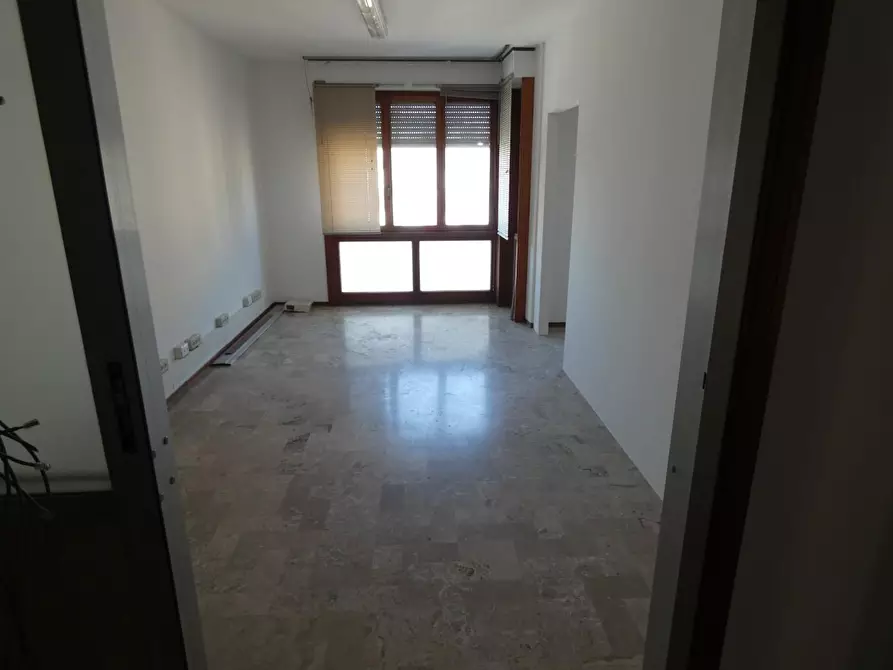 Immagine 4 di Ufficio in vendita  a Pontedera