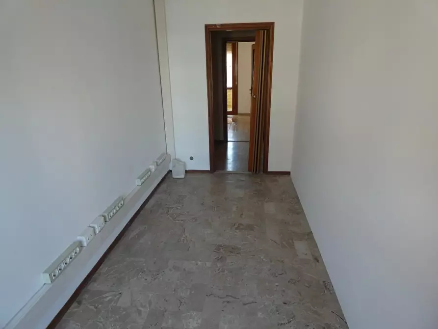 Immagine 6 di Ufficio in vendita  a Pontedera