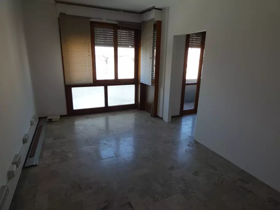 Immagine 2 di Ufficio in vendita  a Pontedera