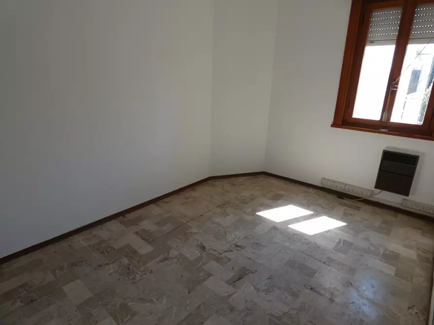 Immagine 15 di Ufficio in vendita  a Pontedera