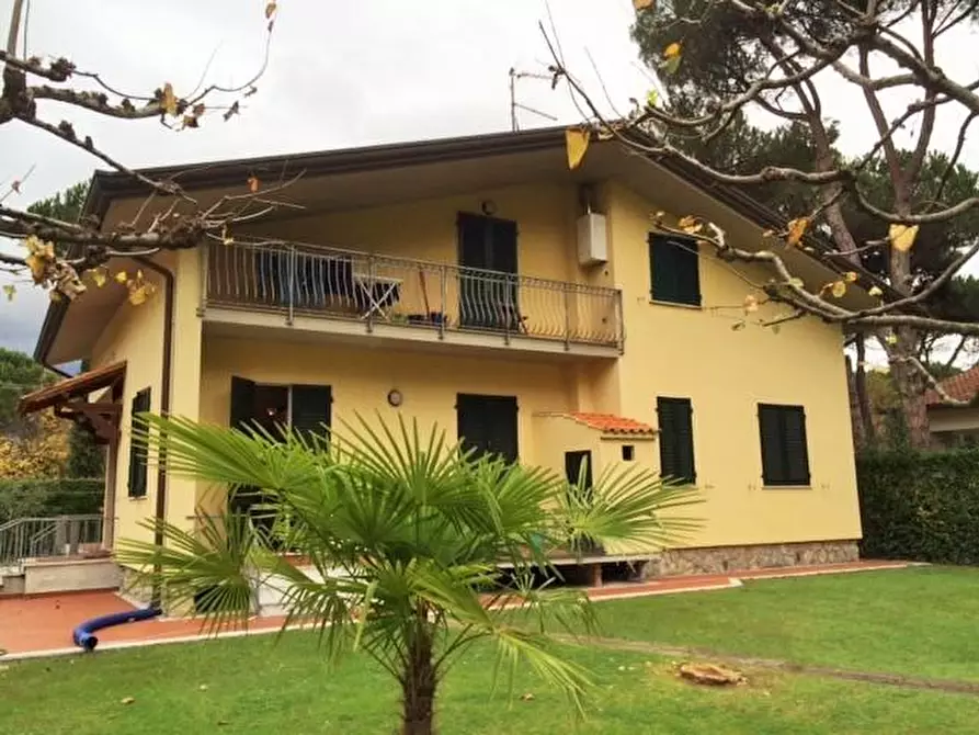 Immagine 1 di Villa in vendita  a Massa