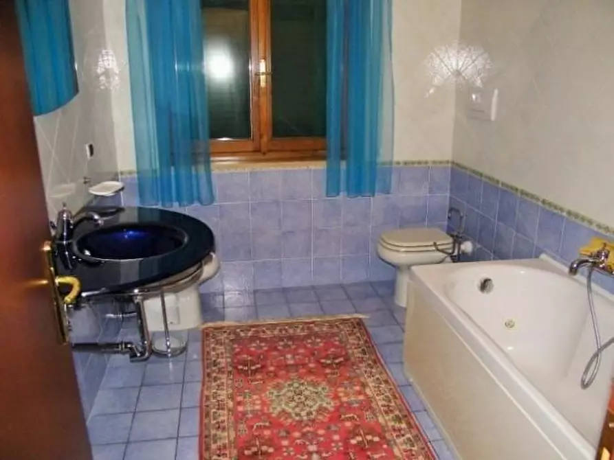 Immagine 27 di Villa in vendita  a Massa