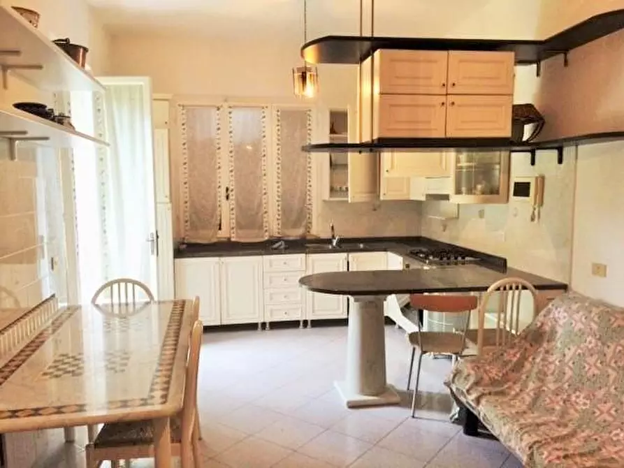 Immagine 2 di Villa in vendita  a Massa