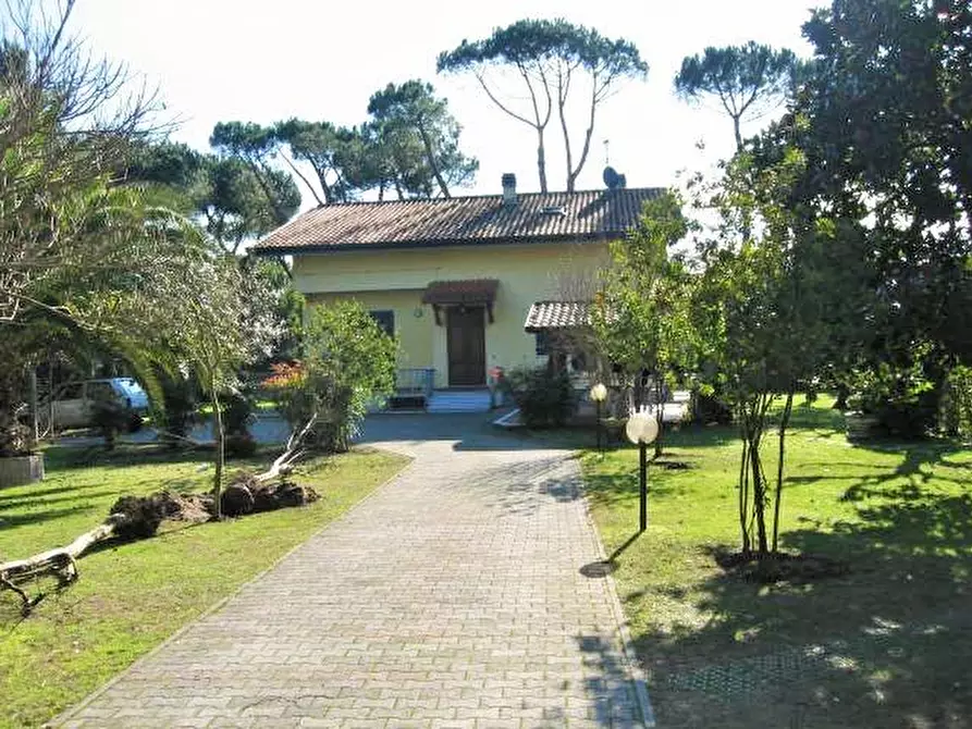 Immagine 17 di Villa in vendita  a Massa