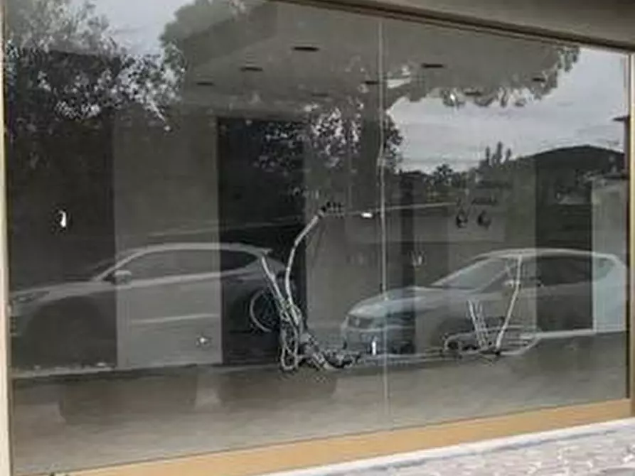 Immagine 1 di Negozio in affitto  a Crespina Lorenzana
