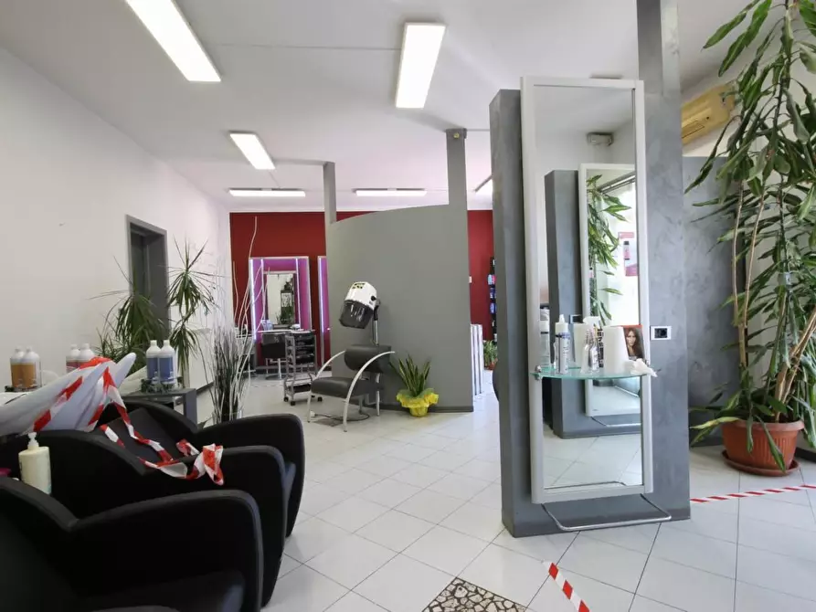 Immagine 7 di Negozio in vendita  a Capannori