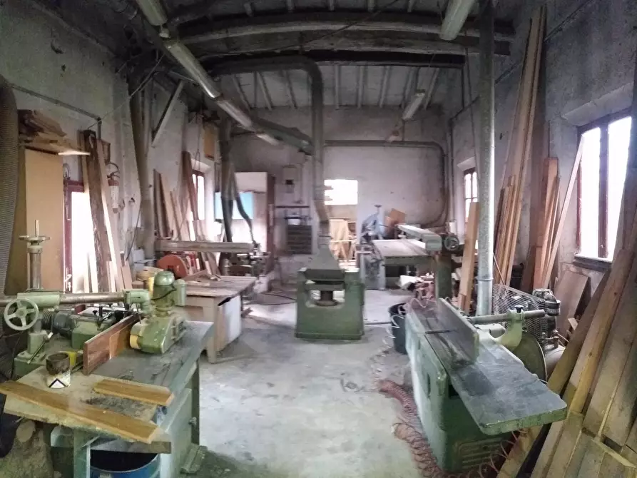 Immagine 1 di Magazzino in vendita  a Cascina